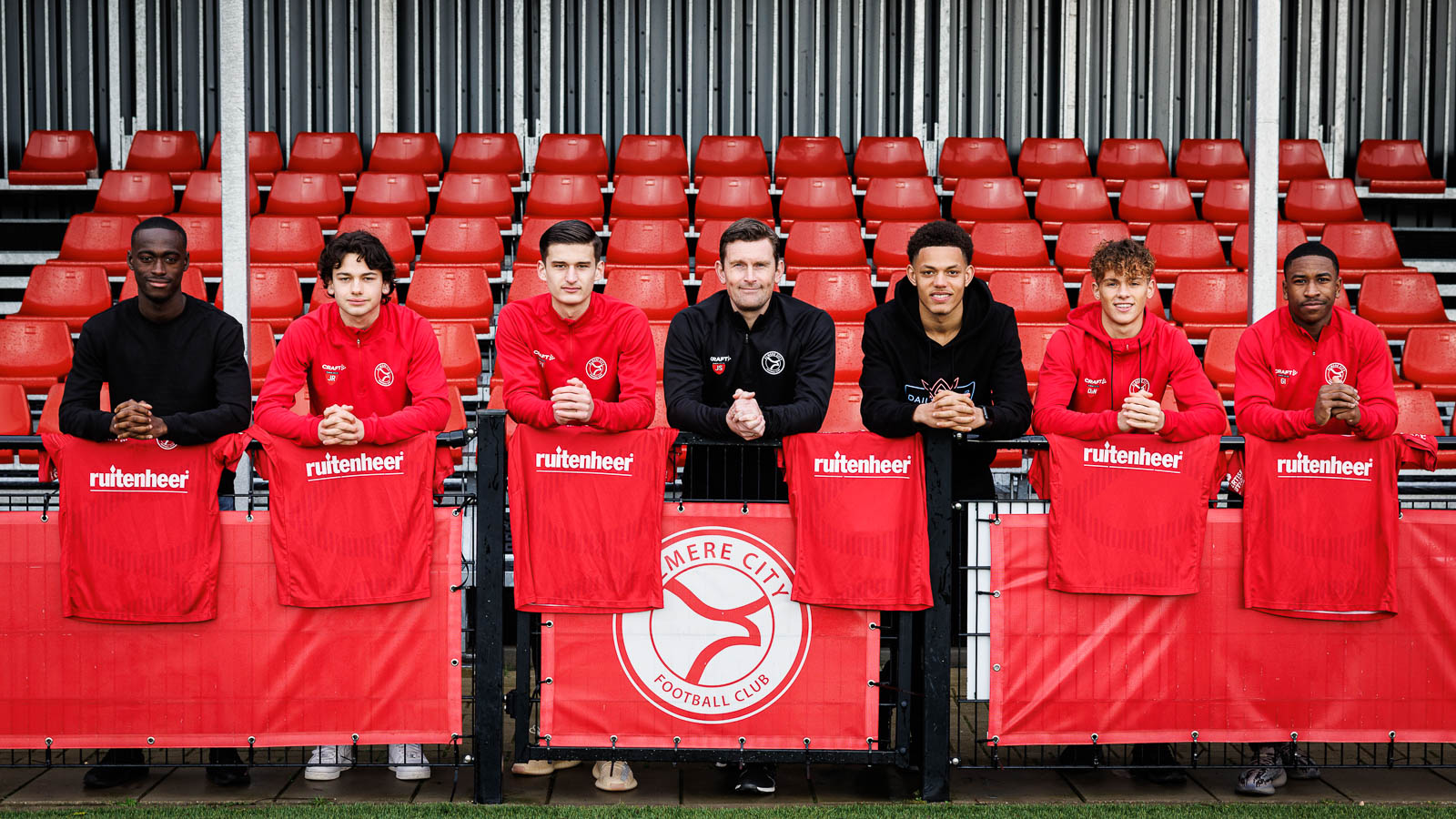 Almere City FC strikt nieuwe lichting, zes jeugdspelers gecontracteerd