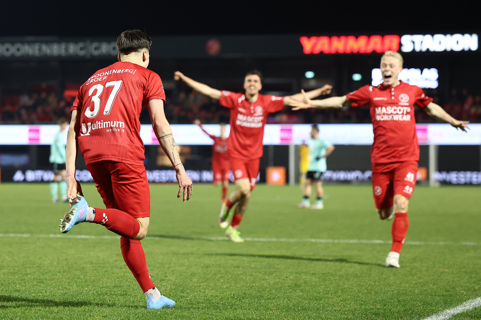 Almere City FC spuit leidingen door op Wereld Loodgietersdag: 3-0