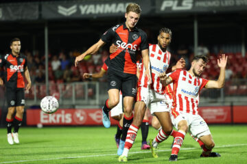 Stije Resink (Almere City FC) tegen TOP Oss in het Yanmar Stadion