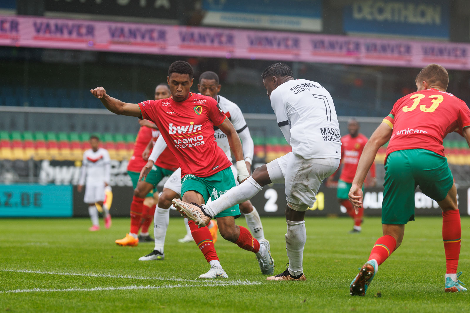 Almere City FC houdt hoofd boven water aan Belgische kust