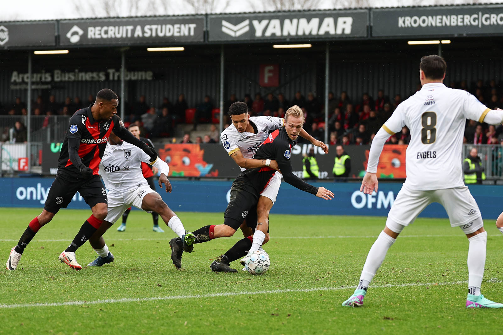 Sint rijdt stilletjes Almere City FC huisje voorbij