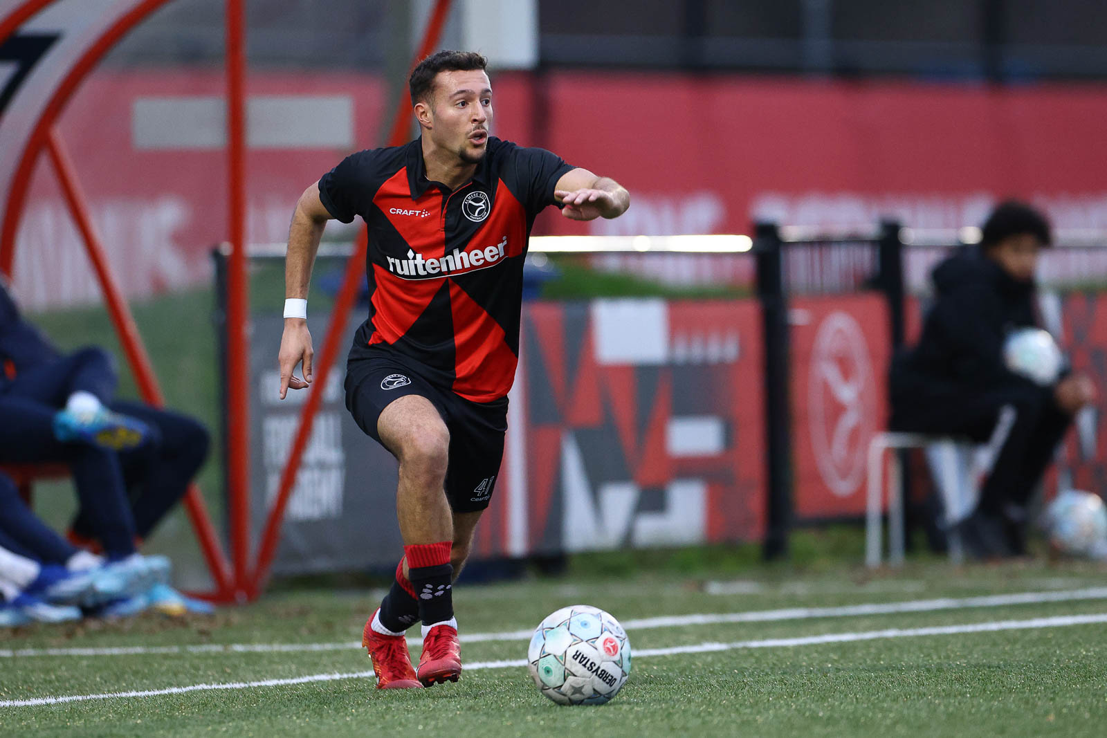 Jong Almere City FC wacht in Rotterdam belangrijke wedstrijd voor handhaving