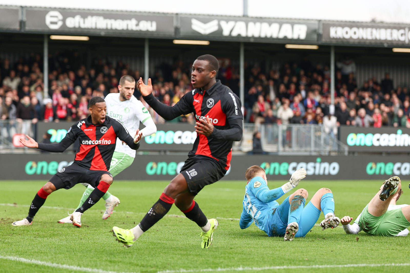 Almere City FC als Romeinse gladiator ten onder tegen Feyenoord