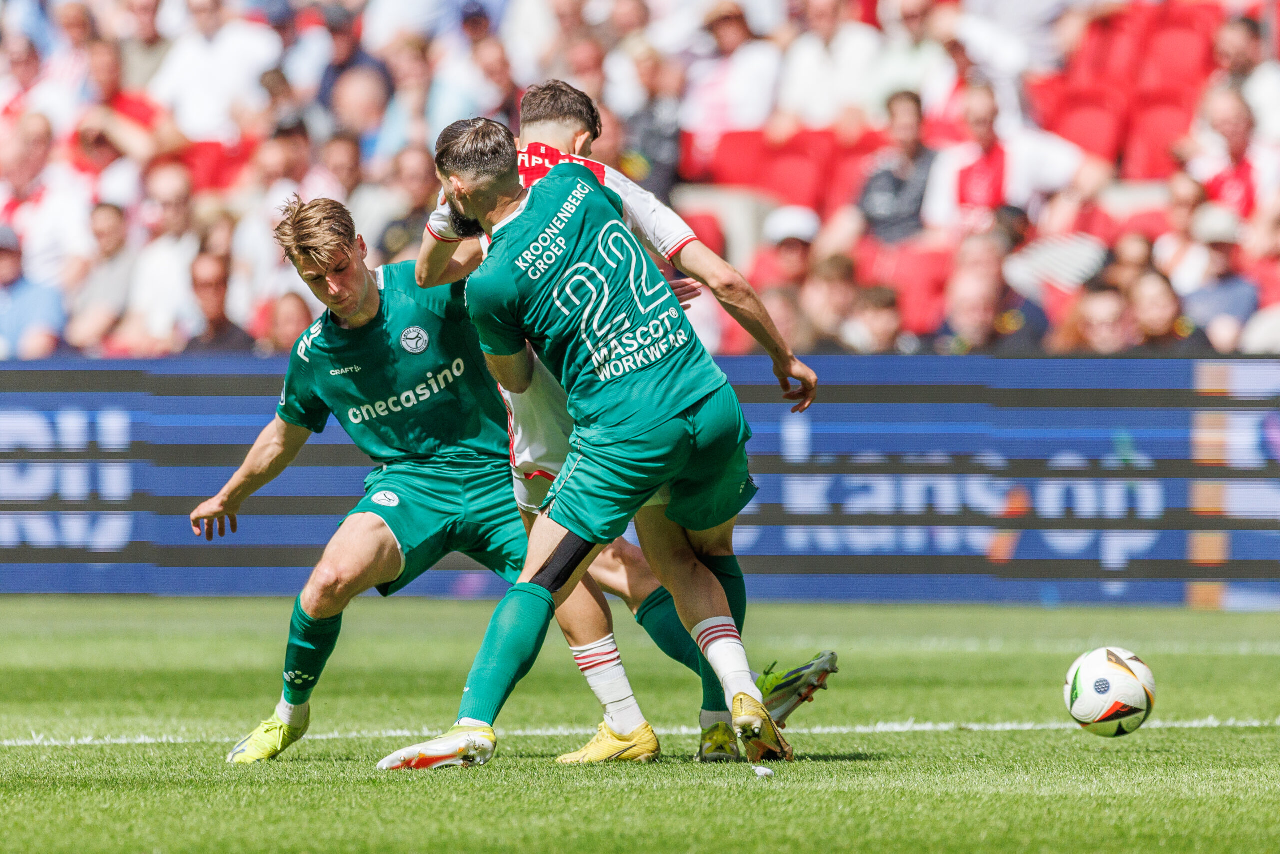 Almere City FC het schip in tegen Ajax