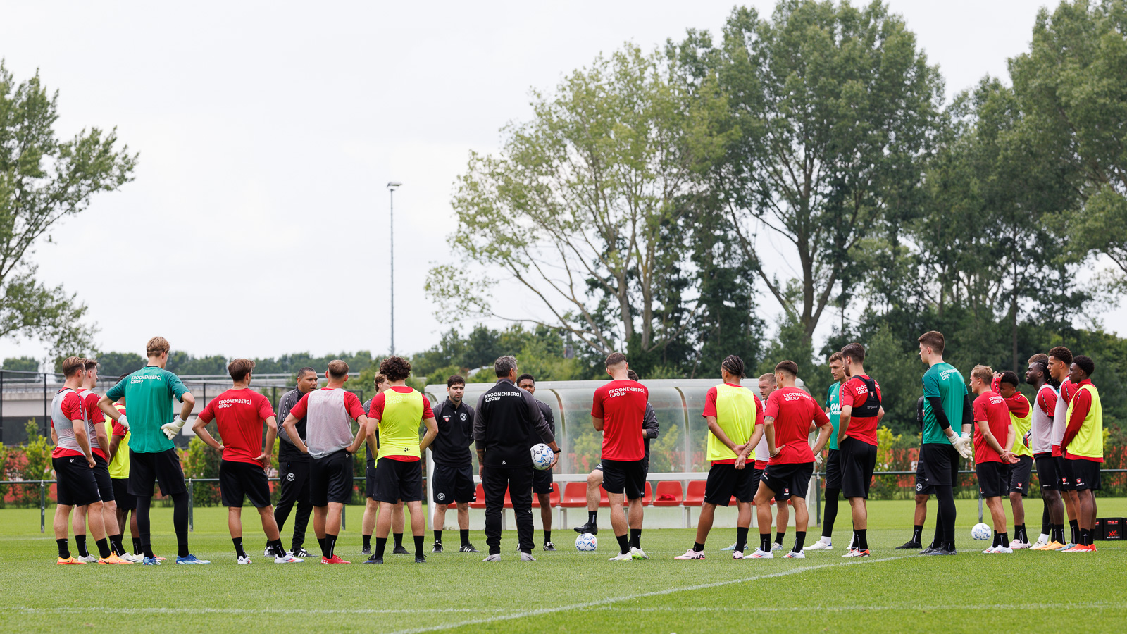 Technische staf Almere City FC feest der herkenning