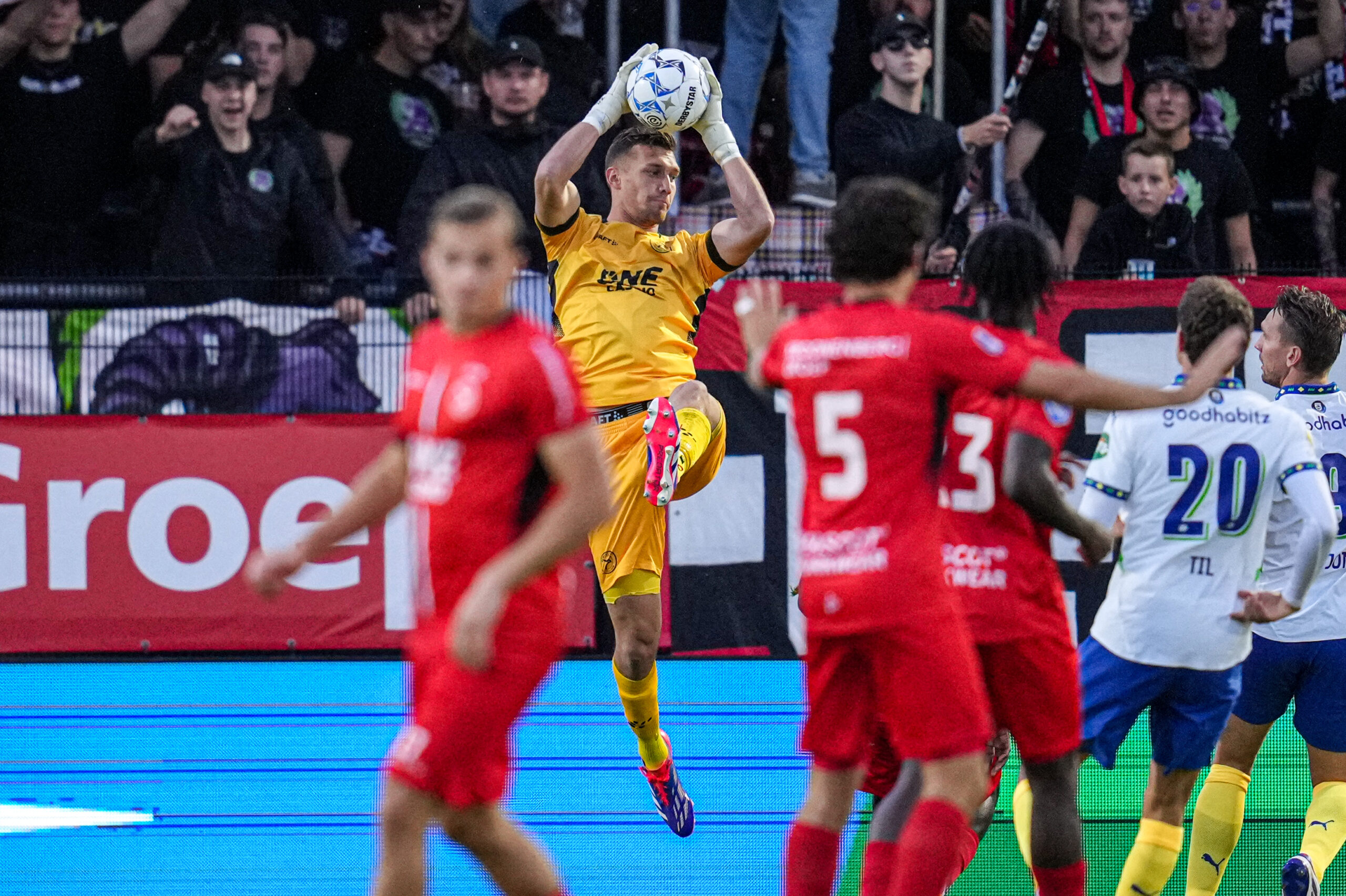 Almere City FC ten onder in doelpuntenregen