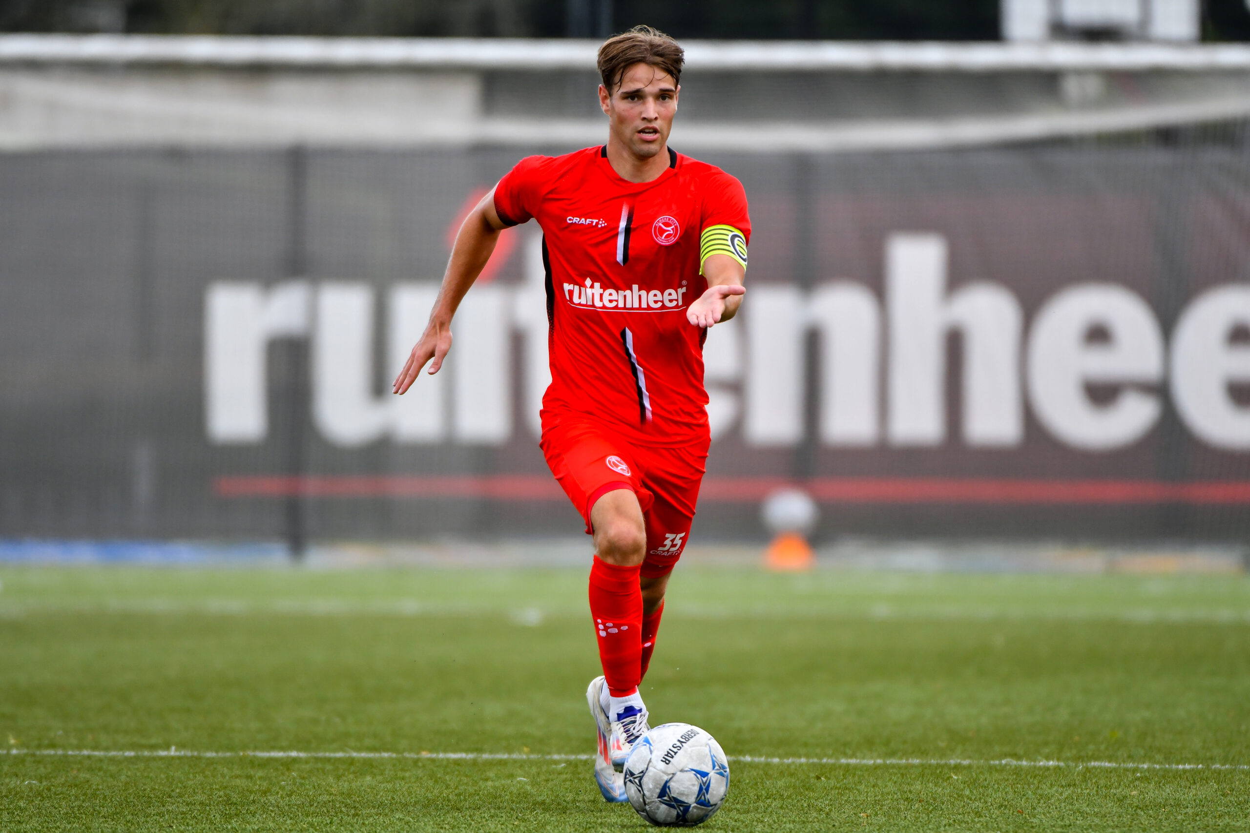 Jong Almere City FC gaat laat ten onder in doelpuntenfestijn