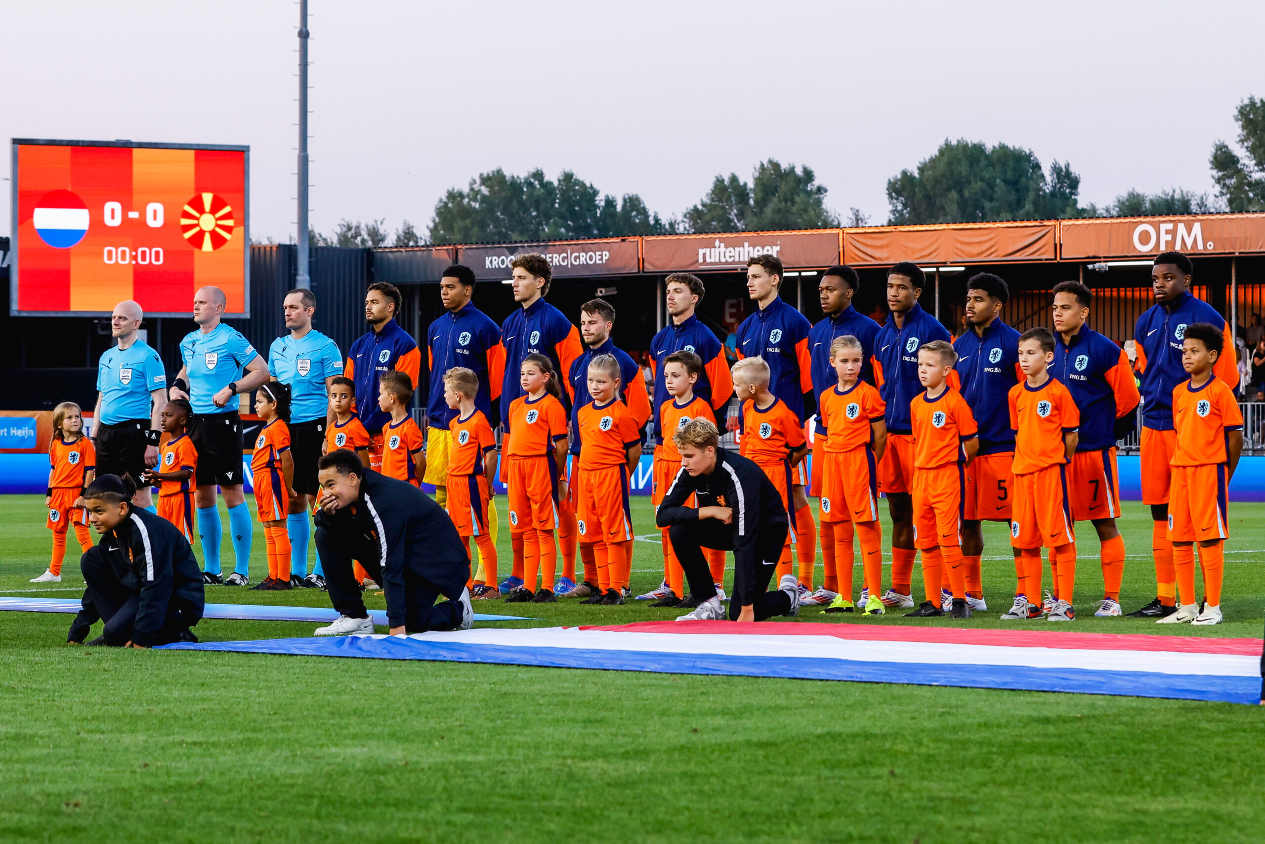 Jong Oranje met topaffiche naar Yanmar Stadion