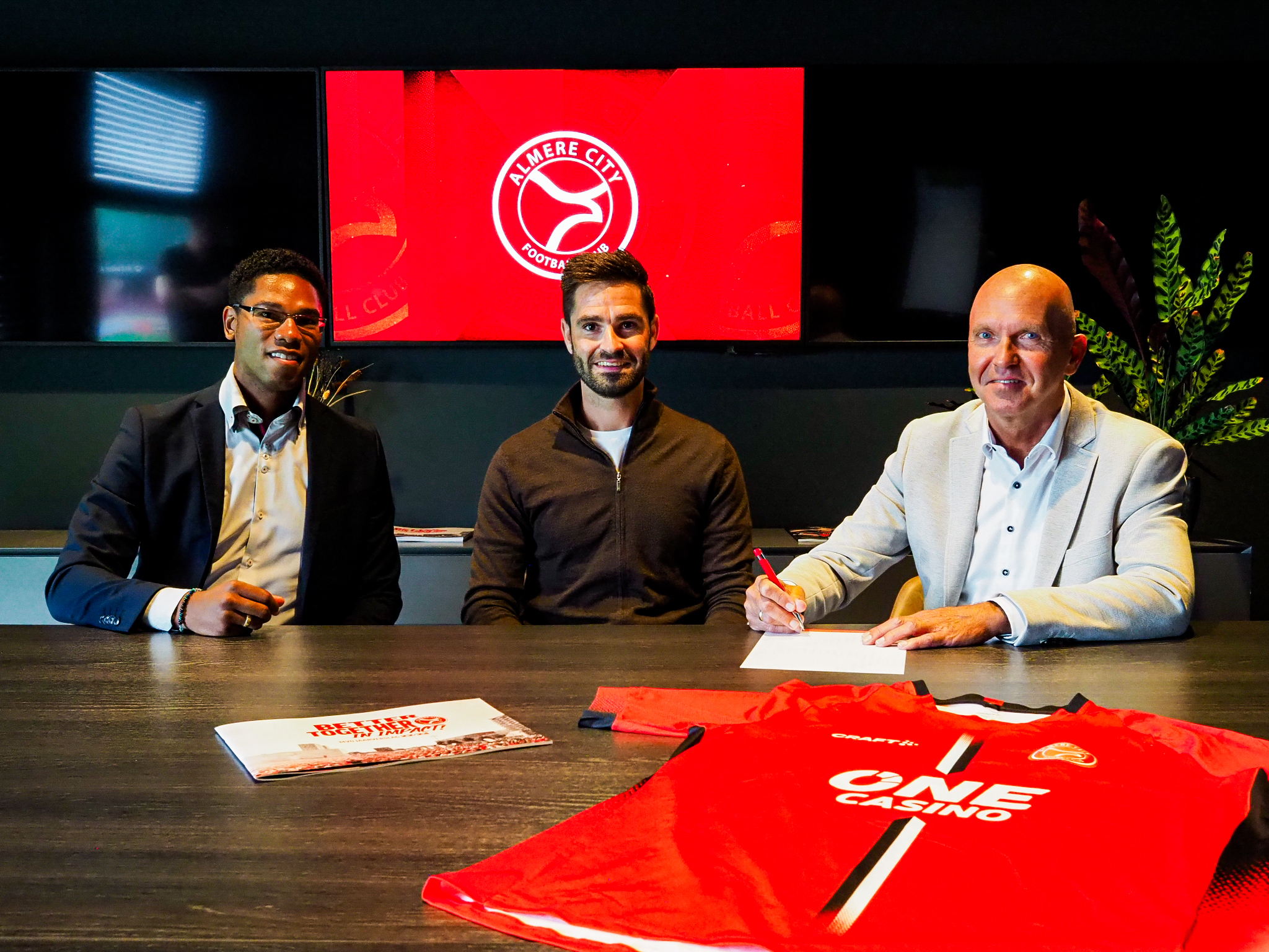 Almere City FC en Woonzorg Flevoland samen voor welzijn in Flevoland